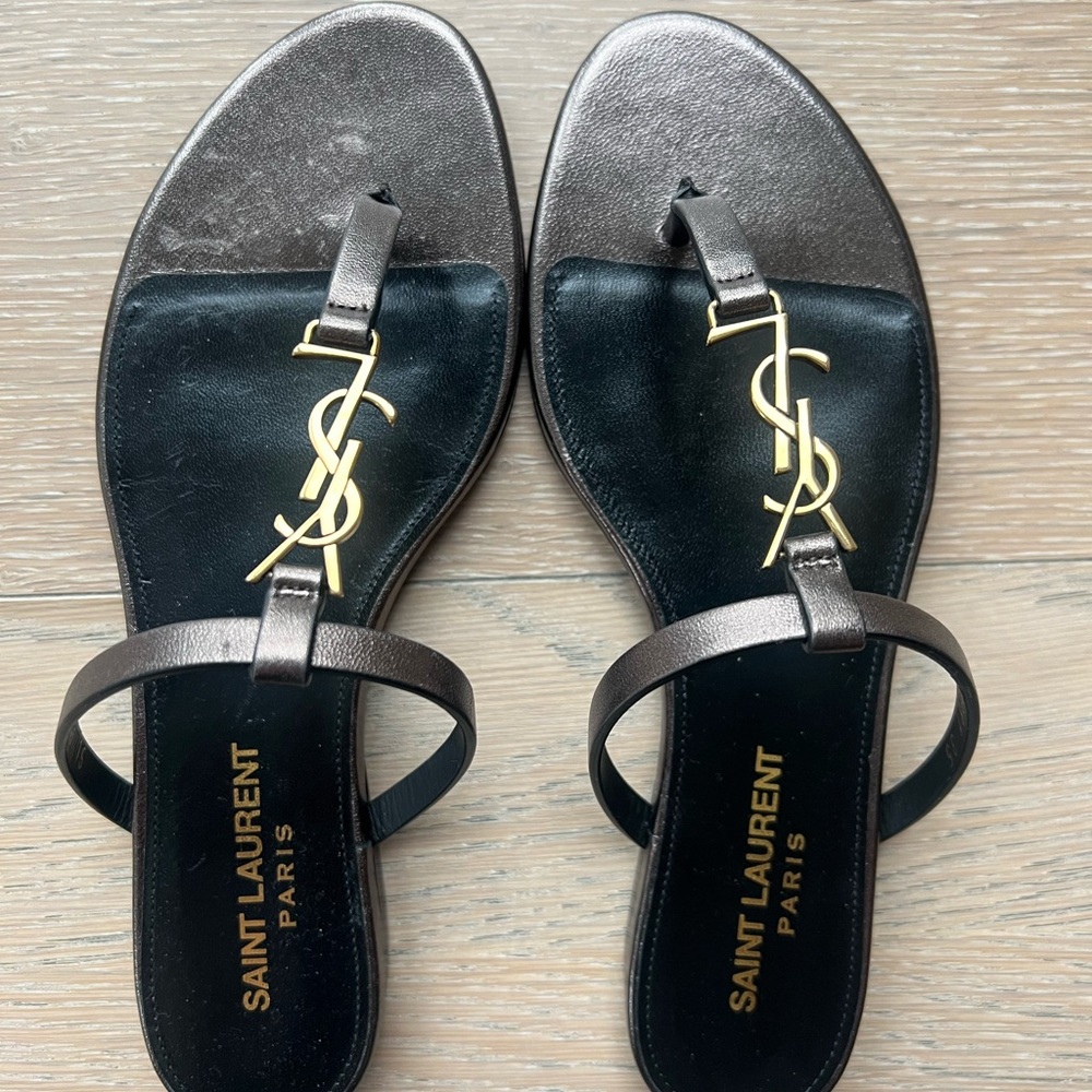 Saint Laurent Cassandra YSL Thong Sandals. Leather flip flops